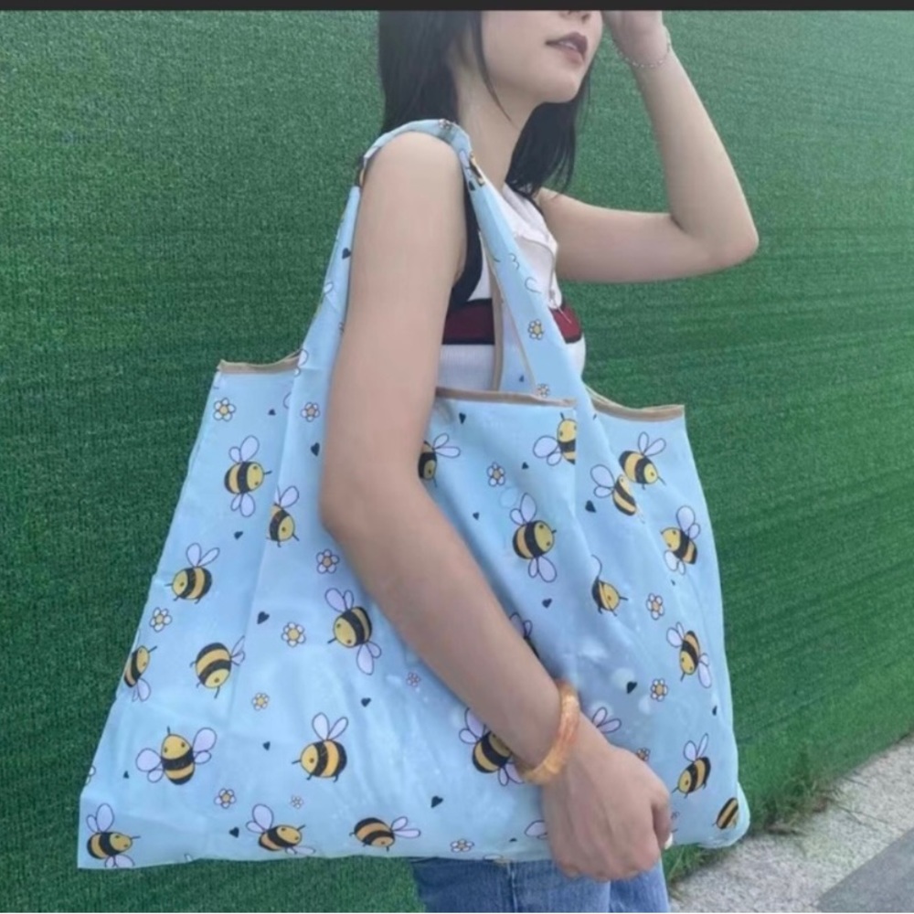 NWT Large capacity shopping bag - Bee design see measurements ! Very large
